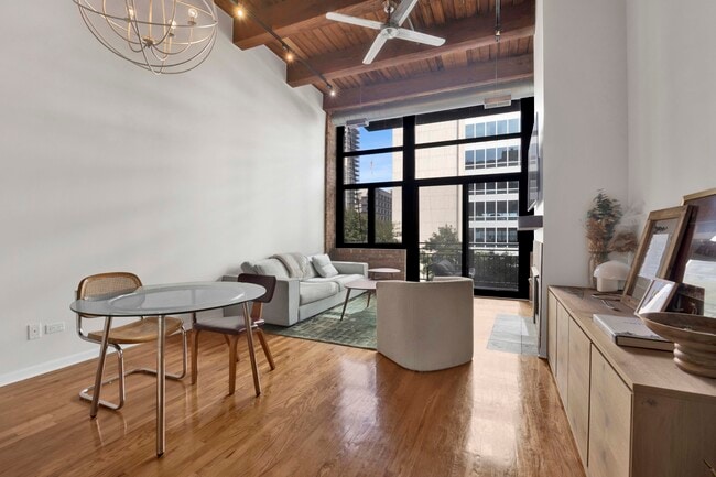 Foto del edificio - 525 W Superior St