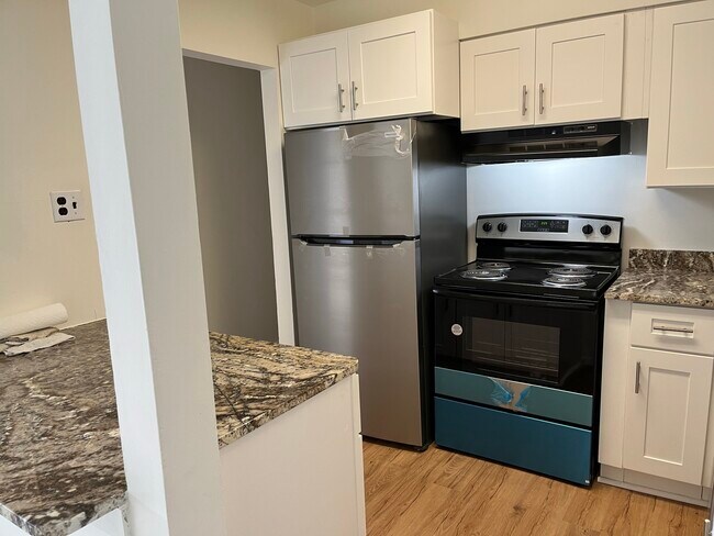New stove and refrigerator - 10137 Prince Pl