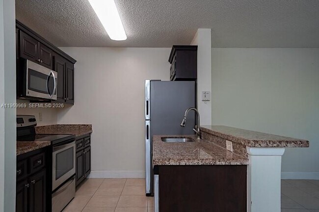 Foto del edificio - 1825 Meadows Cir W