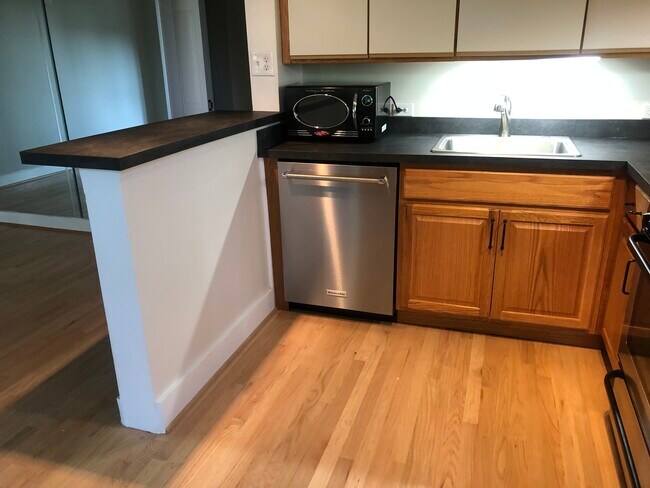 Kitchen with breakfast bar - 647 W Sheridan Rd