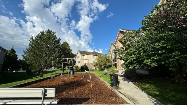 Building Photo - Beautiful top floor 3 bedroom 2 bath condo...