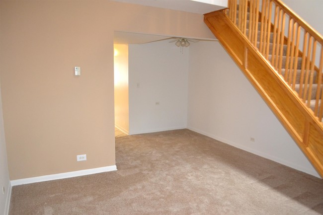 Building Photo - 570 Seegers Rd