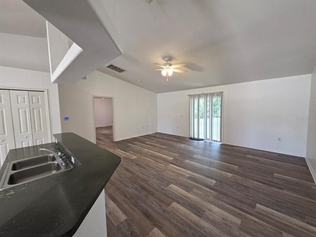 Building Photo - 670 Reindeer Dr