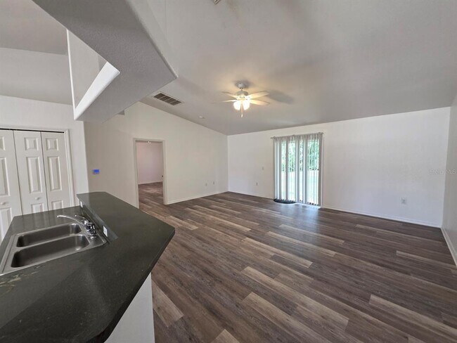 Foto del edificio - 670 Reindeer Dr