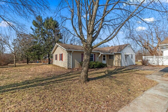 Building Photo - 4 bedroom Single Family Home with 3 Car Ga...