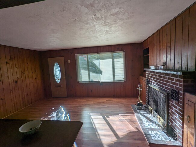 Foto del edificio - Lovely 2/1 home with beautiful natural woo...