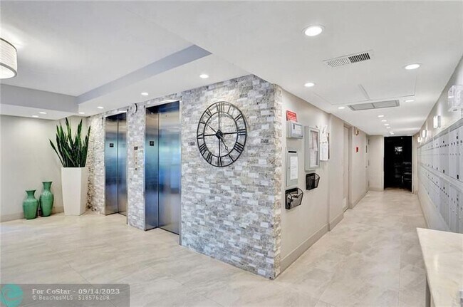 Building Photo - 575 Oaks Ln