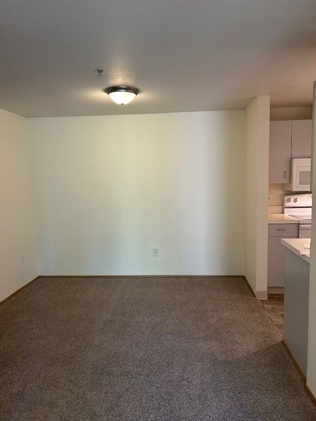 Building Photo - Greenwood 1 Bedroom on Top Floor