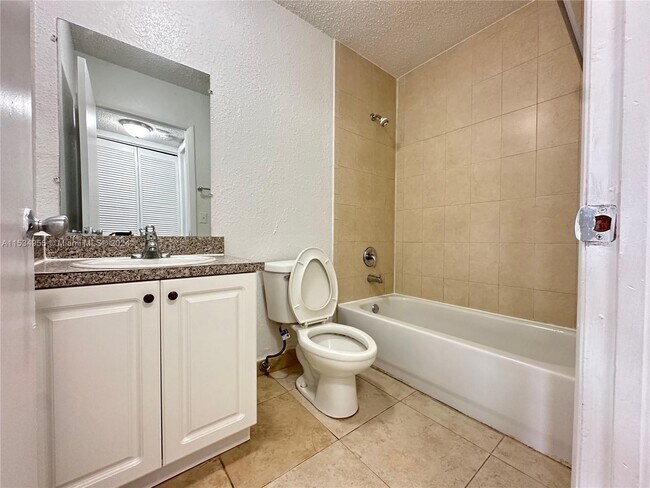 Foto del edificio - 400 NW 65th Ave