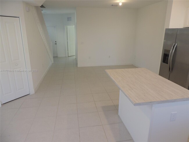 Foto del edificio - 829 NE 211th St