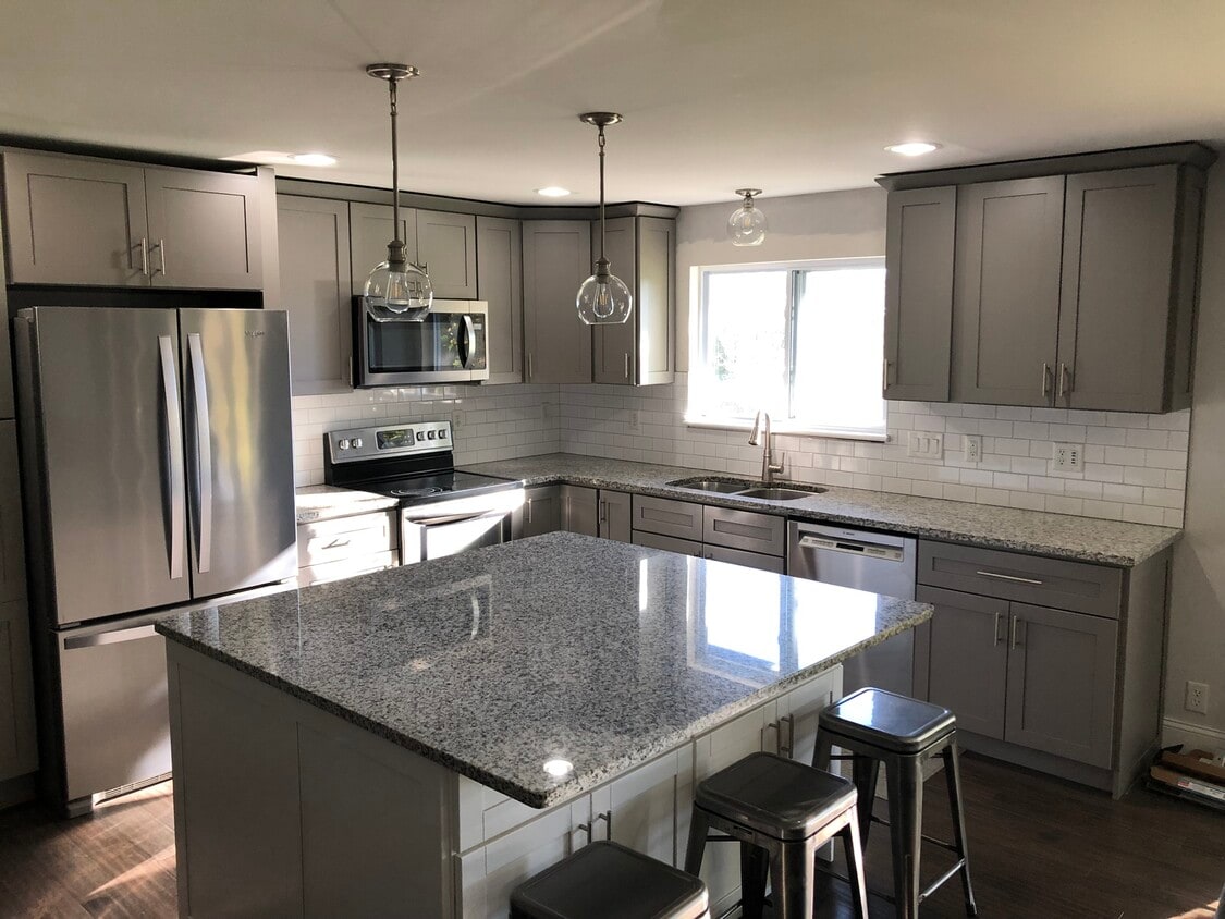 Kitchen granite - 1025 Sherbrooke Rd
