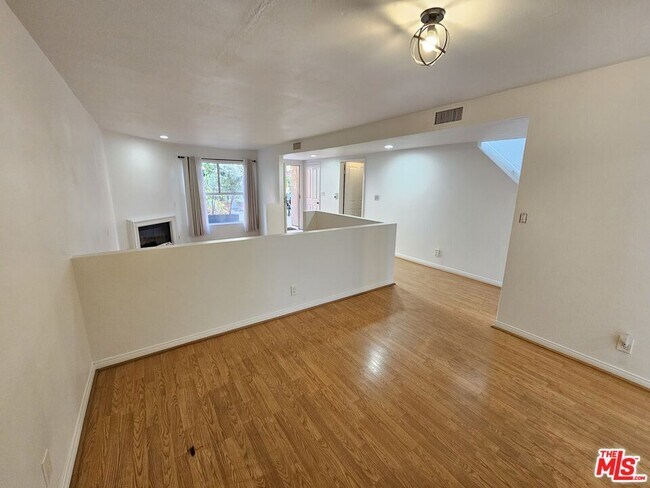 Foto del edificio - 1957 N Bronson Ave