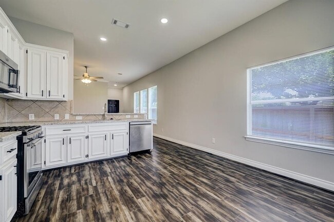 Foto del edificio - 2116 Breezeway Ln