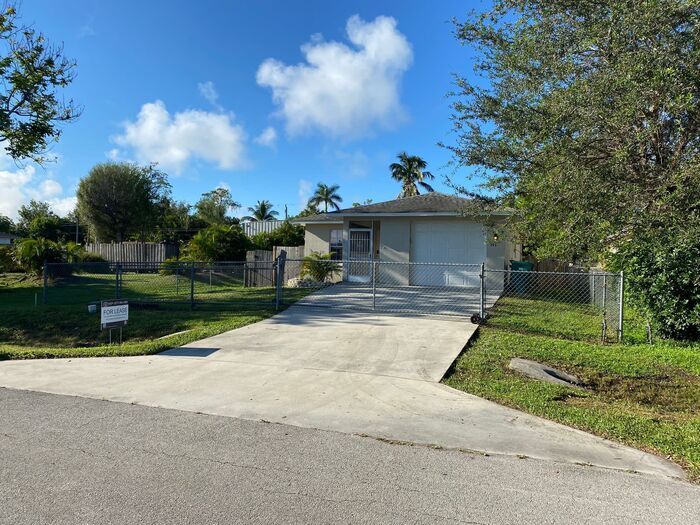 Foto principal - NOW AVAILABLE! - 141 1st St, Naples, FL 34...