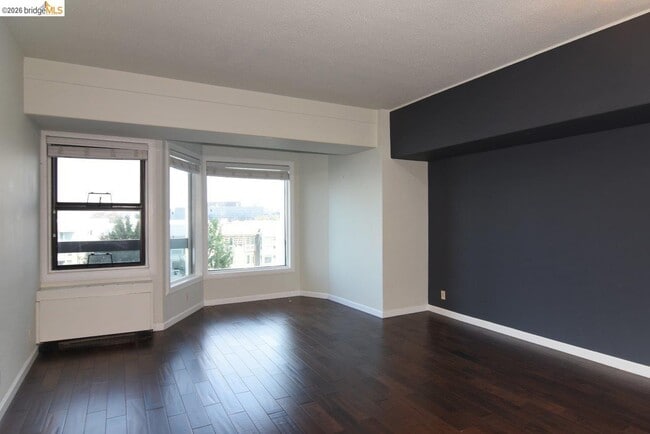 Foto del edificio - 6363 Christie Ave
