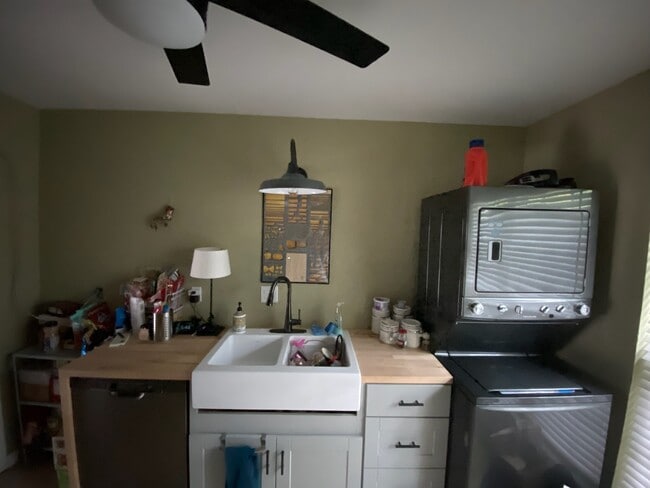 Kitchen - 513 W Lookout Dr