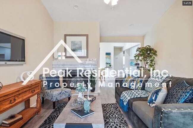Building Photo - Nicely Updated 2bd/1.5ba Duplex near Power...