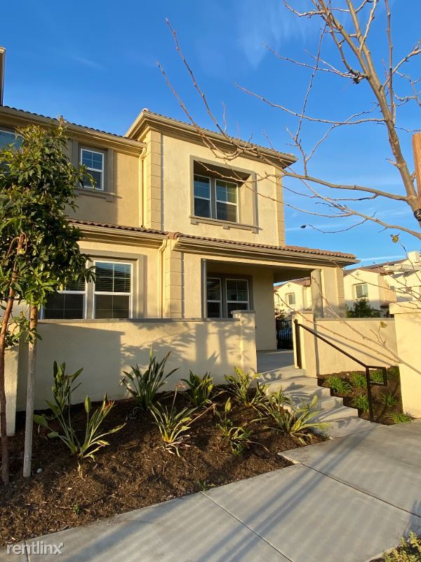Building Photo - 4 br, 3.5 bath Townhome - 16054 Voyager Ave