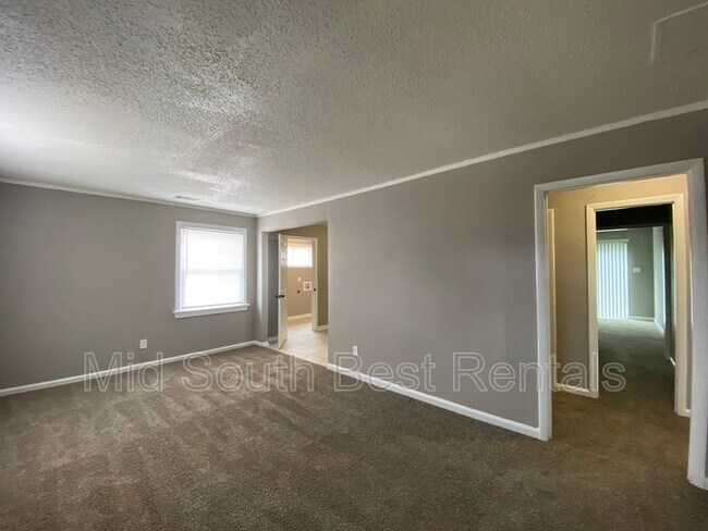 Building Photo - 393 King Ave