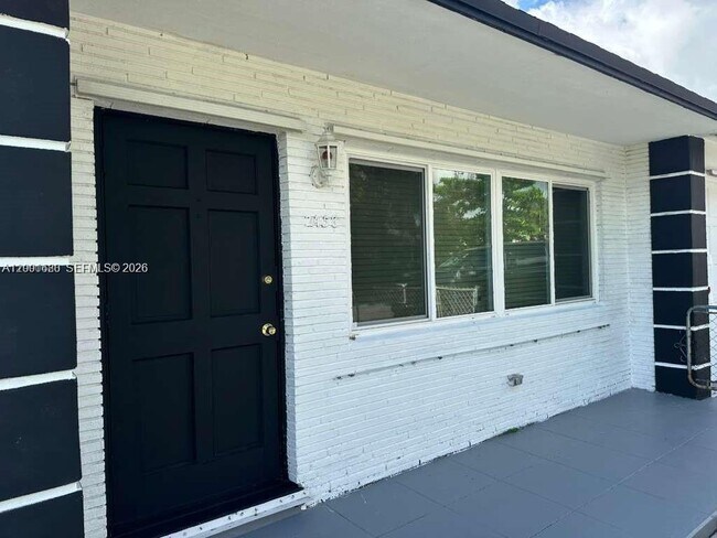 Foto del edificio - 2458 Plunkett St