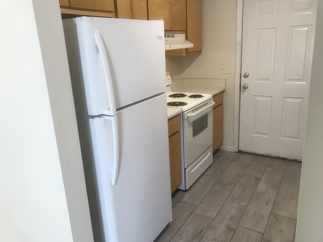 Kitchen - 3107 E 2nd Plz