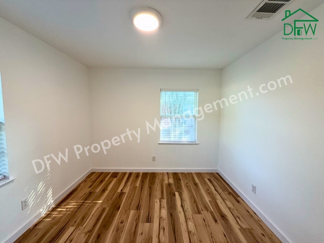 Foto del edificio - Fully Renovated 2-Bedroom Home Near UTA & AT&T Stadium – Modern Upgrades + Spacious Yard!