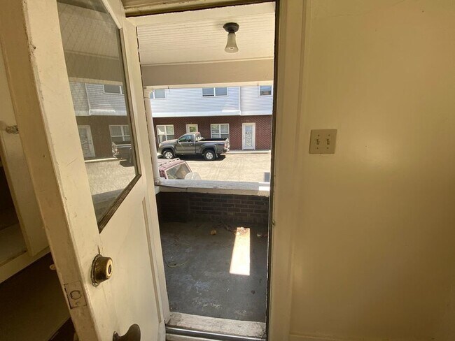 Foto del edificio - Luxurious 2-Bedroom Apartment Steps Away f...