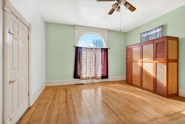 Foto del edificio - 328 E Fond du Lac St