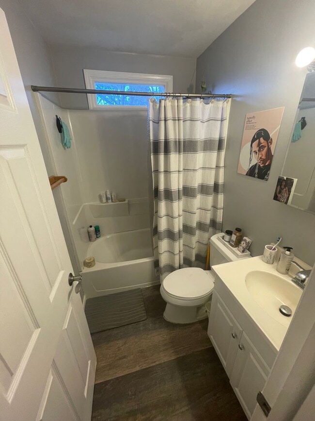 Building Photo - Excellent 4 bedroom home in great neighbor...