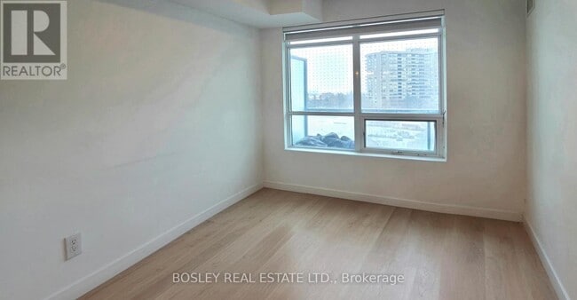 Photo du bâtiment - 30 Upper Mall Wy