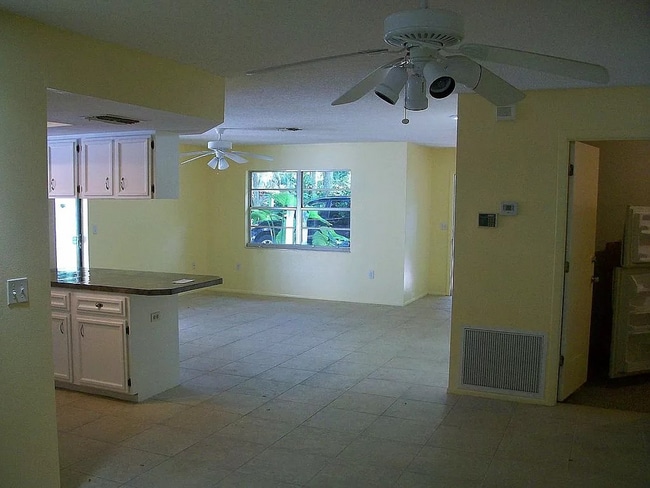 Building Photo - 4/2 Home conveniently located in Sarasota near Beaches, Jungle Gardens, Airport & Downtown!