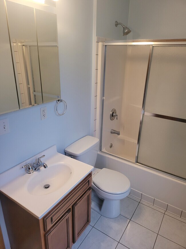 Full Bath - 4820 Alert New London Rd