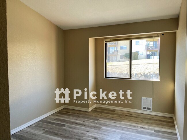 Foto del edificio - Stunning View from West Hills Area Condo!