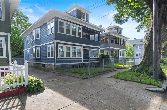 Foto del edificio - 948 Narragansett Blvd