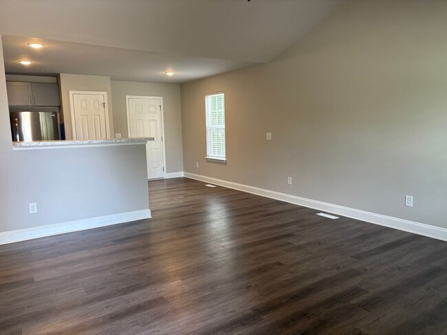 Building Photo - 3 Bedroom, 2 Bathroom Apartment in Winston...