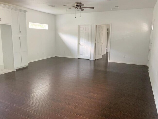 Foto del edificio - 7047 Avenue E Ave
