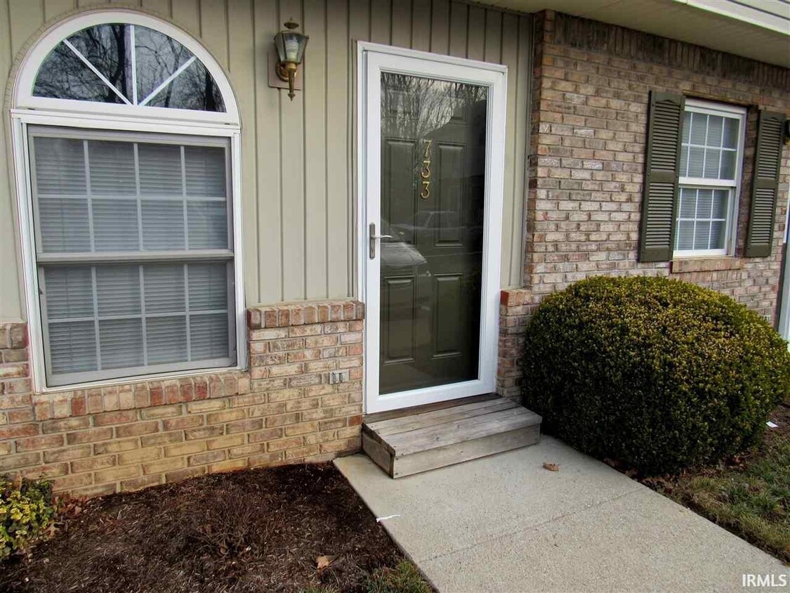 Primary Photo - 733 E Sherwood Hills Dr