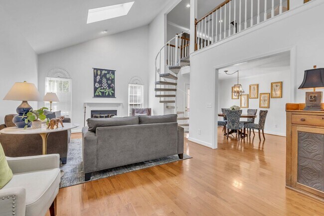 Building Photo - Updated 2 Bedroom Townhome w/ Easy Access ...