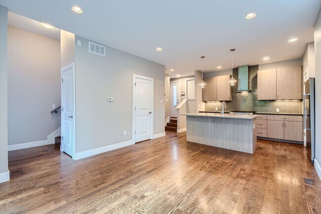 Foto del edificio - Urban Living - 4 Bedroom Jefferson Park Home Near Mile High Stadium