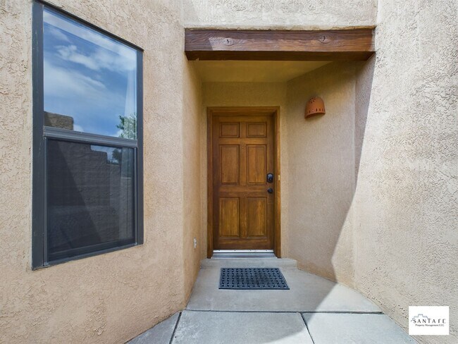 Building Photo - Beautifully Furnished Single Level Home Av...