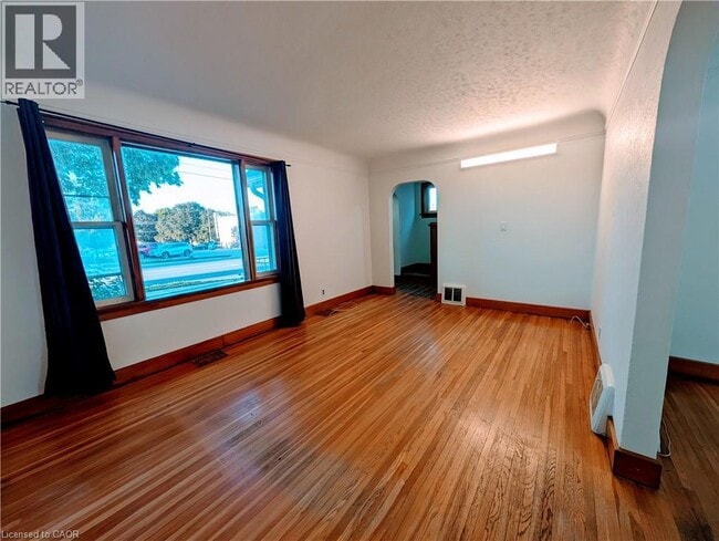 Photo du bâtiment - 185 Highland Rd W