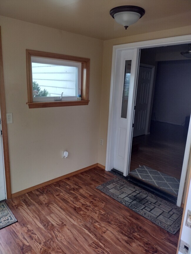 Building Photo - 6572 Vista Dr