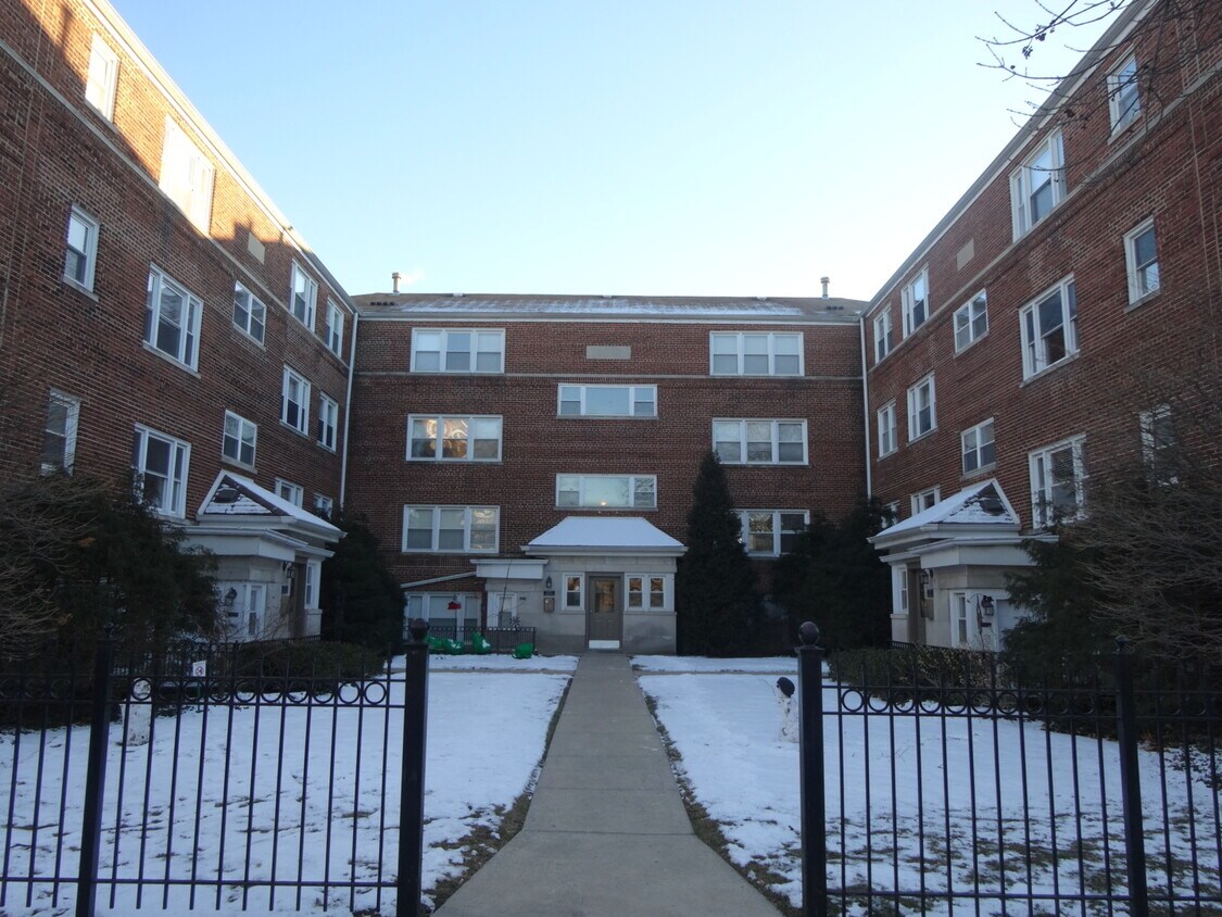 Primary Photo - 2927 W Summerdale Ave