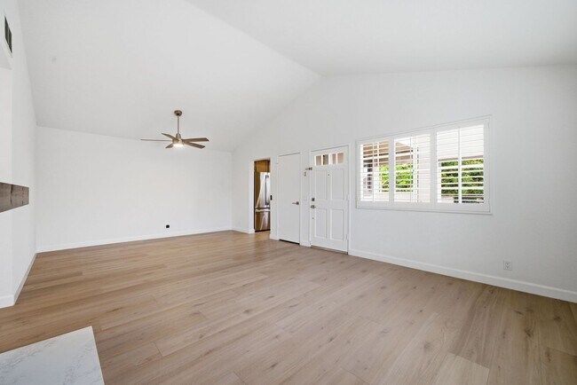 Foto del edificio - Remodeled Upstairs End Unit In Coral Gardens