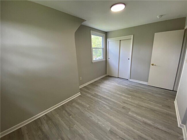 Building Photo - 540 Warren Rd