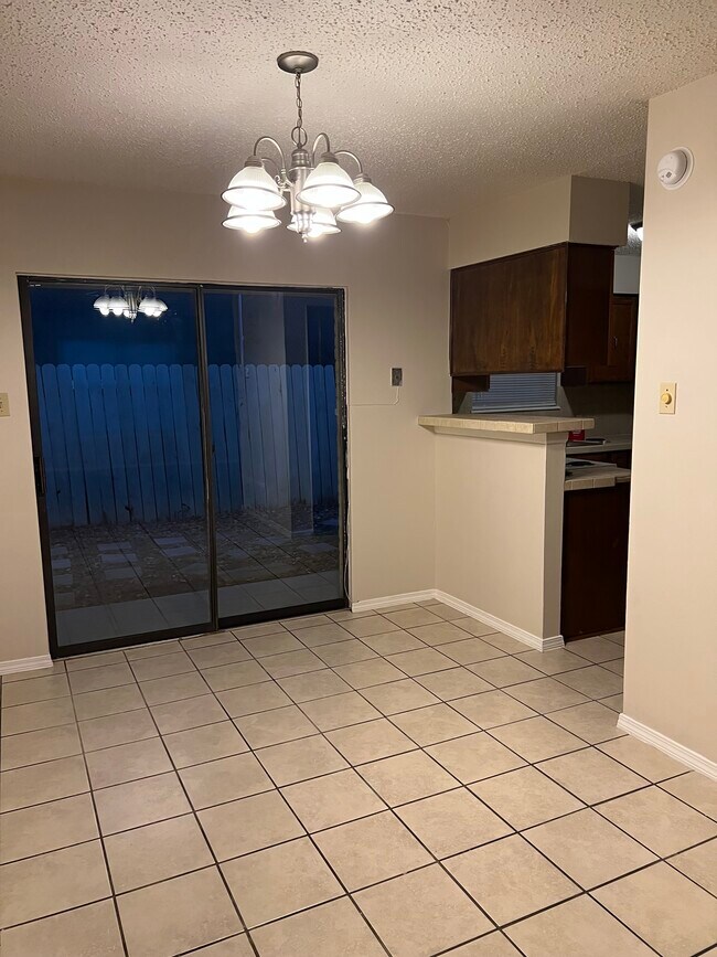 Foto del edificio - 909 Castle Heights Dr