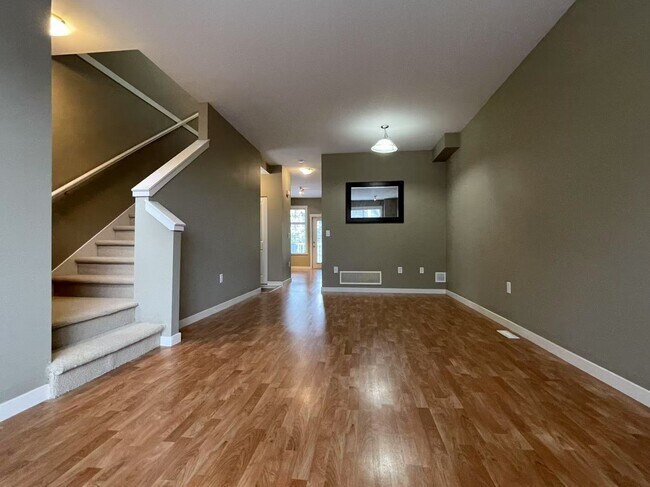 Photo du bâtiment - 16588 Fraser Hwy