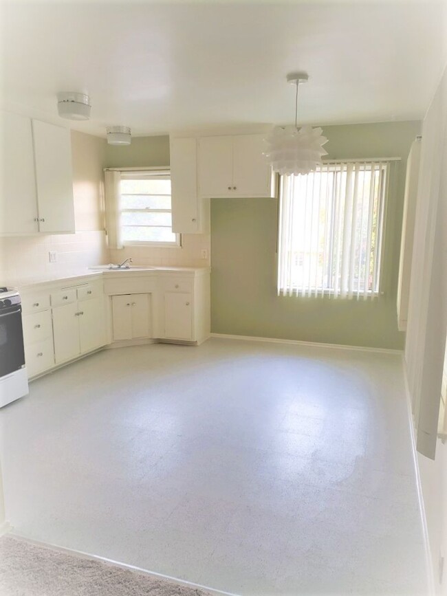 Foto del edificio - SUNNY TWO BEDROOM ONE BATH Apartment ***