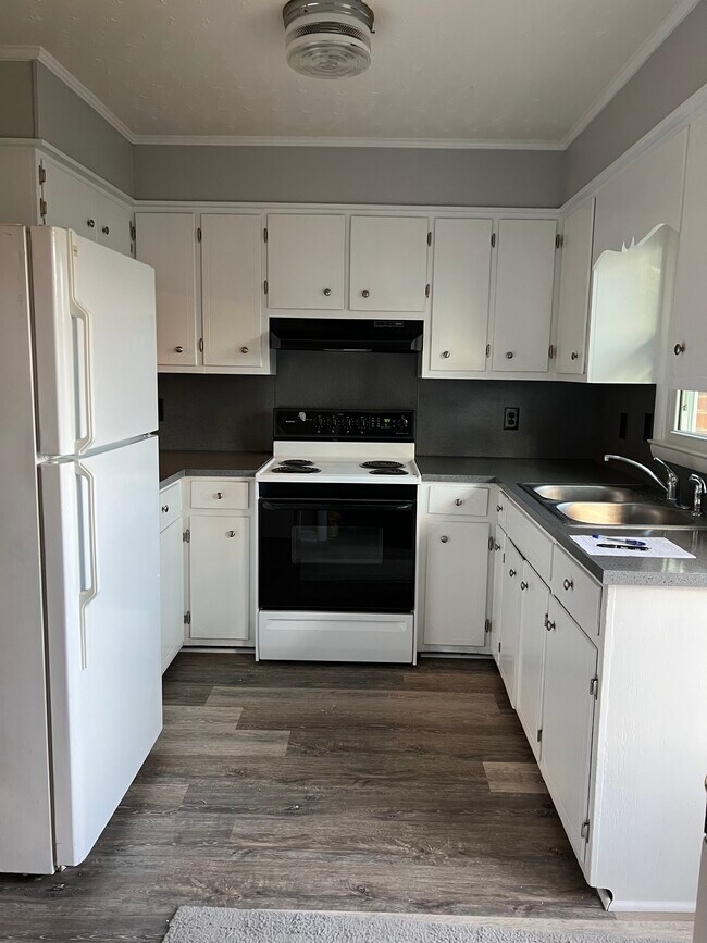 KITCHEN - 1012 Thomason St