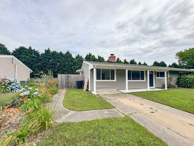 Building Photo - Charming Ranch in Highly Sought-After Grea...
